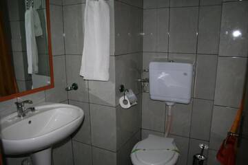 Фото номера Улучшенный двухместный номер с 1 кроватью или 2 отдельными кроватями Отель Hotel Petroşani г. Петрошани 11