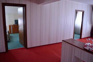 Фото номера Люкс с 2 спальнями и кроватью размера &quot;queen-size&quot; Отель Hotel Rusu г. Петрошани 18