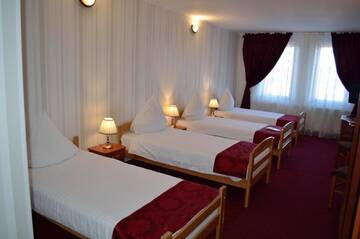 Фото номера Трехместный номер Отель Hotel Rusu г. Петрошани 7