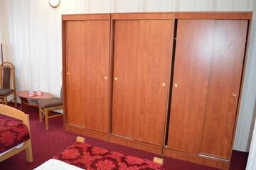 Фото номера Трехместный номер Отель Hotel Rusu г. Петрошани 10
