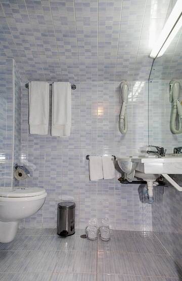 Фото номера Двухместный номер с 2 отдельными кроватями Отель Hotel Rusu г. Петрошани 2