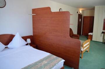 Фото номера Улучшенный трехместный номер Отель Hotel Rusu г. Петрошани 4