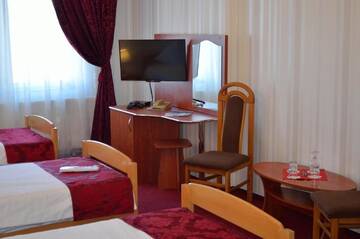 Фото номера Улучшенный трехместный номер Отель Hotel Rusu г. Петрошани 5