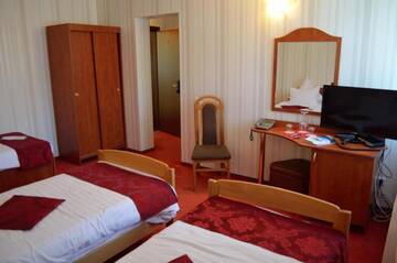 Фото номера Улучшенный трехместный номер Отель Hotel Rusu г. Петрошани 3