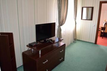 Фото номера Люкс с 2 спальнями и кроватью размера &quot;queen-size&quot; Отель Hotel Rusu г. Петрошани 8