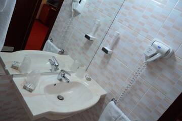 Фото номера Трехместный номер Отель Hotel Rusu г. Петрошани 5