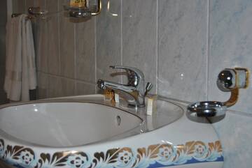 Фото номера Трехместный номер Гостевой дом Cabana Popasul Haiducilor г. Петрошани 9