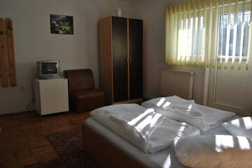 Фото номера Трехместный номер Гостевой дом Cabana Popasul Haiducilor г. Петрошани 6